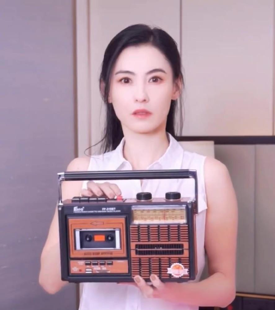 Người đẹp Vua Hài Kịch từng thổ lộ muốn tìm một người thật lòng yêu thương mình, đồng thời vẫn tin vào tình yêu. Tuy nhiên, nếu tìm được người như vậy cô sẽ không công khai với công chúng.