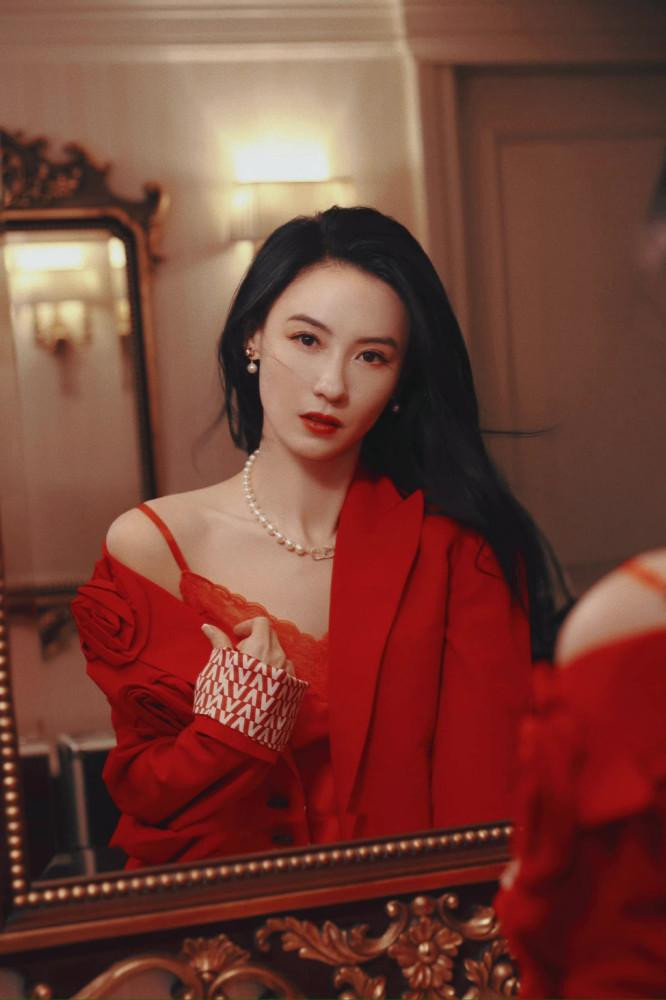 Trương Bá Chi thẳng thắn cho biết, cô đã từng công khai chuyện tình cảm trong quá khứ, nhưng không hề nhận được những lời chúc phúc, thay vào đó là chỉ trích, chửi bới. Có thể thấy cuộc hôn nhân với Tạ Đình Phong đã để lại trong lòng Trương Bá Chi nhiều sự ám ảnh.