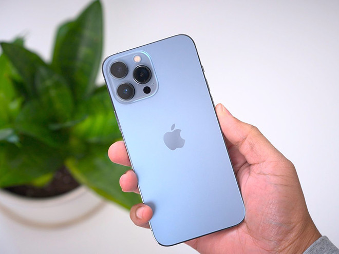 Bac si dung chiec iPhone 13 Pro de kham mat cho benh nhan