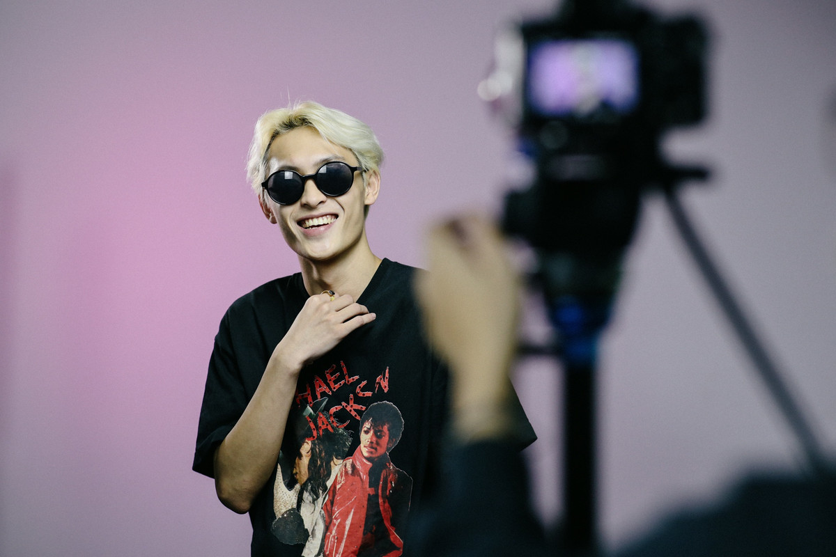 Trước đó, khi còn học lớp 12, Wren Evans cũng dành nhiều thời gian để học sáng tác hơn là tới lớp. "Năm lớp 12, tôi không tới trường nữa, chỉ ở nhà làm nhạc", anh kể. Theo nam ca sĩ, ban đầu anh chỉ tới trường vào các kỳ kiểm tra quan trọng. Sau đó, trường chuyển sang hình thức học online do ảnh hưởng của dịch Covid-19 nên càng thuận tiện để anh ở nhà sáng tác bài hát.