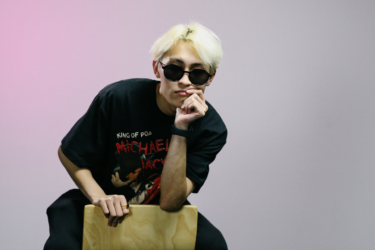 "Tôi sinh năm 2001, nhưng tôi thuộc thế hệ trà đá, không phải thế hệ trà sữa như các bạn gen Z đâu", Wren Evans dí dỏm trả lời. Anh tiết lộ bản thân thích ngồi quán trà đá vỉa hè, nghe người lớn tuổi hơn nói chuyện hơn là ngồi nhà hàng đắt tiền hay quán trà sữa trang trí lộng lẫy.