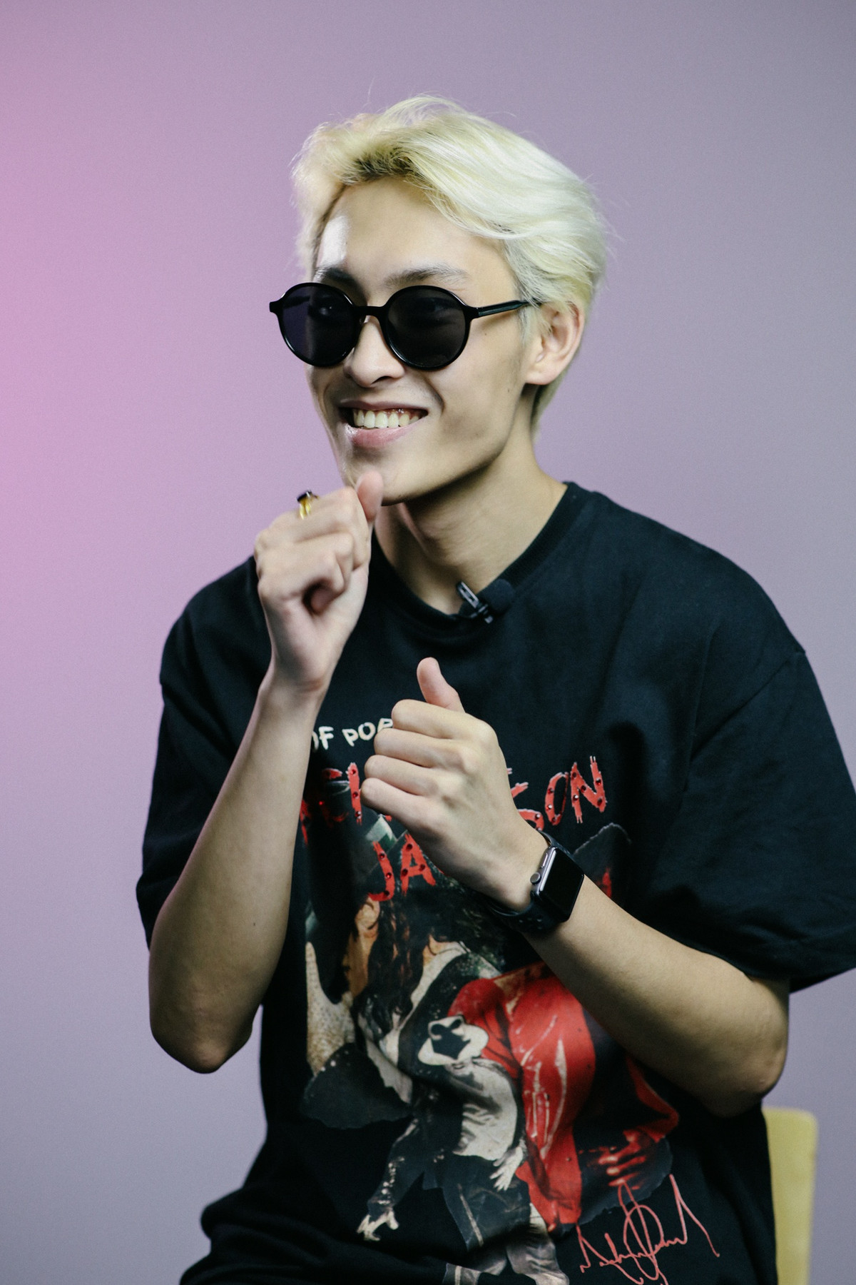 Anh cũng không thích dùng mạng xã hội, vì cảm thấy quá tốn thời gian vào loạt ứng dụng như Facebook, Instagram... "Thời gian đó, tôi dành để học thêm về âm nhạc", chàng trai 20 tuổi chia sẻ.