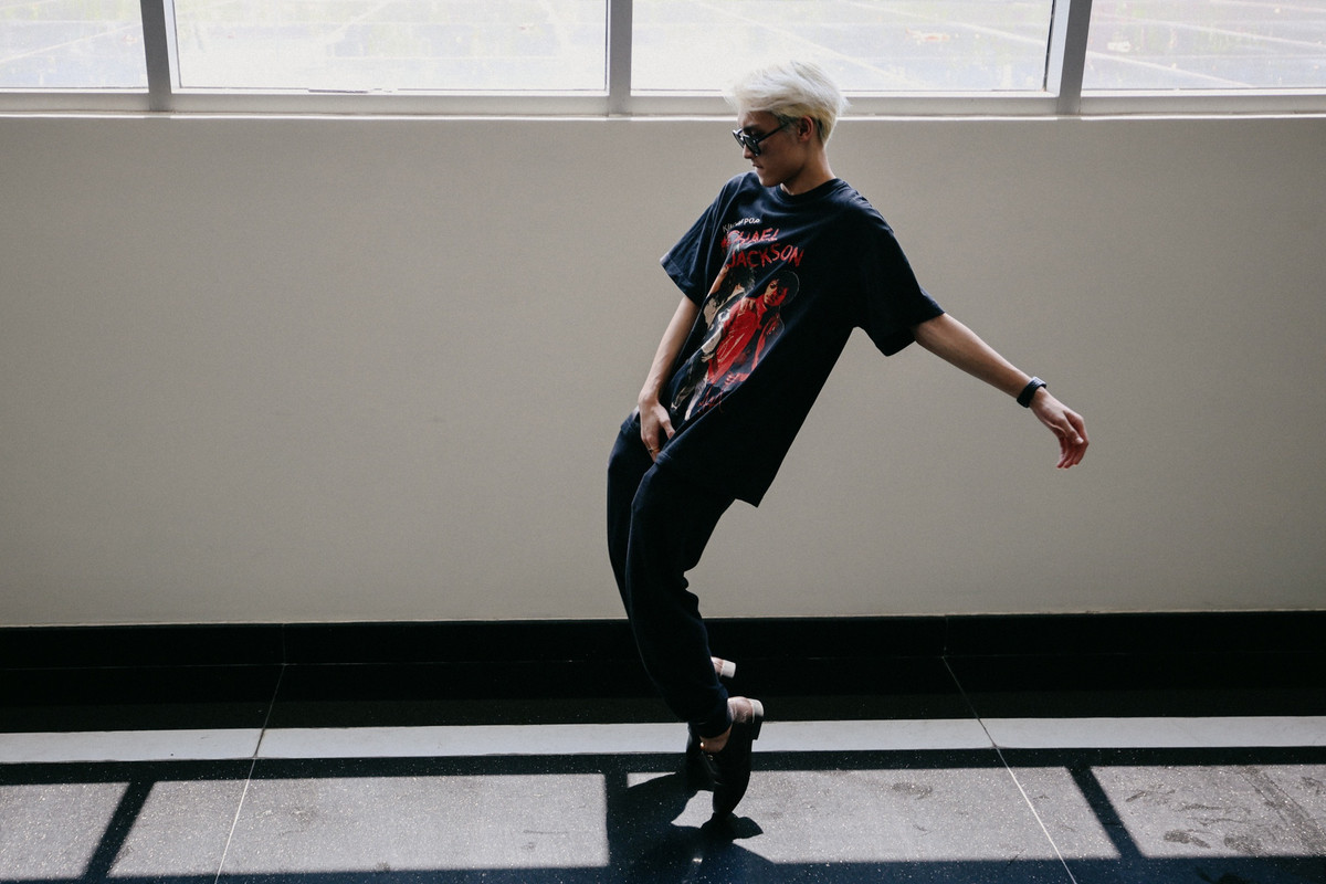  Wren Evans là một trong những tân binh đáng chú ý nhất Vpop năm 2021. Ngay từ MV đầu tay có tên Thích em hơi nhiều, nam ca sĩ đã nhận được phản hồi tích cực từ khán giả và giới chuyên môn. Nói về cơ duyên đến với âm nhạc, Wren Evans cho biết nếu không có dịch Covid-19, anh đã đi du học và có thể sẽ không bao giờ (hoặc mất rất nhiều thời gian) ra mắt với vai trò ca sĩ.