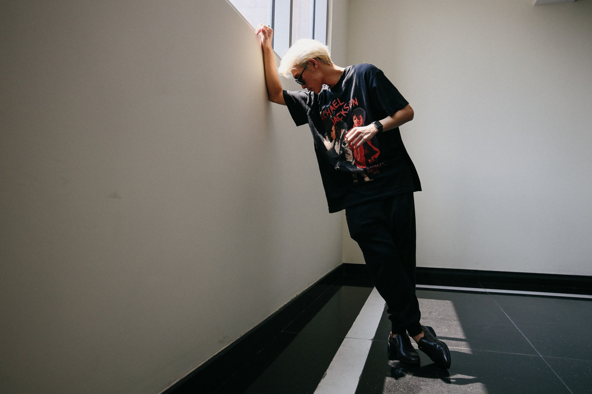 "Các bạn nước ngoài thường có gap year (năm nghỉ - PV) trước khi bước vào bậc đại học, và khoảng thời gian này chính là gap year của tôi", giọng ca Thích em hơi nhiều chia sẻ với Zing. Wren Evans cho biết trước kia anh chỉ dành thời gian học và sống trong môi trường khép kín của trường học tiêu chuẩn quốc tế, do đó không có kiến thức và hiểu biết về đời sống thực tế của giới trẻ.