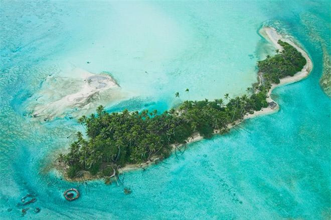 Ngoài tàu đắm, nơi này còn nổi tiếng với các vụ tàu mất tích. Năm 1855,Palmyra có một tàu lớn va chạm với đá ngầm nhưng khi có người tới cứu thì không thể tìm ra con tàu và các thủy thủ. Trong suốt thế chiến thứ hai, những người lính làm việc ở đây thường gặp phải nhiều cuộc tấn công và nhiều người đã tự tử mà không rõ nguyên nhân.