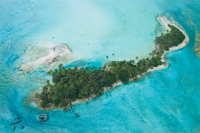 Ngoài tàu đắm, nơi này còn nổi tiếng với các vụ tàu mất tích. Năm 1855,Palmyra có một tàu lớn va chạm với đá ngầm nhưng khi có người tới cứu thì không thể tìm ra con tàu và các thủy thủ. Trong suốt thế chiến thứ hai, những người lính làm việc ở đây thường gặp phải nhiều cuộc tấn công và nhiều người đã tự tử mà không rõ nguyên nhân.