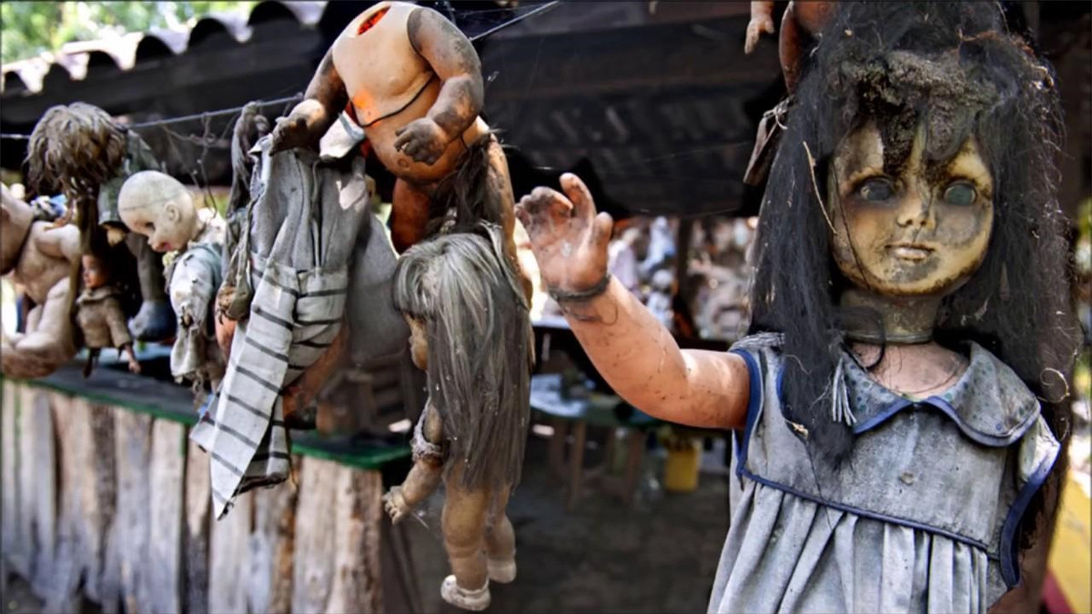 Truyền thuyết địa phương, Barrera cho rằng, linh hồn của cô bé đã nhập vào con búp bê. Vì vậy, ông đã thu thập những con búp bê đáng sợ và treo chúng trên khắp hòn đảo để xoa dịu cảm giác ám ảnh. Đến với La Isla de las Munecas, bạn sẽ hoàn toàn bị choáng váng bởi khung cảnh kinh dị của hòn đảo này. Khắp hòn đảo là những con búp bê đáng sợ được treo trên cây, bọc trong mạng nhện, với những con dòi, bọ bò chui ra từ trong hốc mắt, những khúc chân, tay và đầu bị tháo rời và những cặp mắt trống rỗng vô hồn.