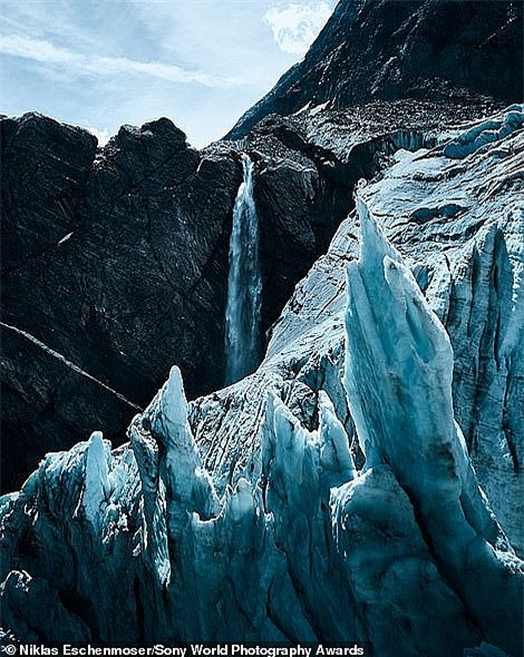 Nhiếp ảnh gia Thụy Sĩ - Niklas Eschenmoser lọt vào danh sách bình chọn ở hạng mục phong cảnh nhờ bức ảnh tuyệt đẹp cho thấy “vẻ đẹp lộng lẫy của các sông băng từng tạo nên dãy Alps”.