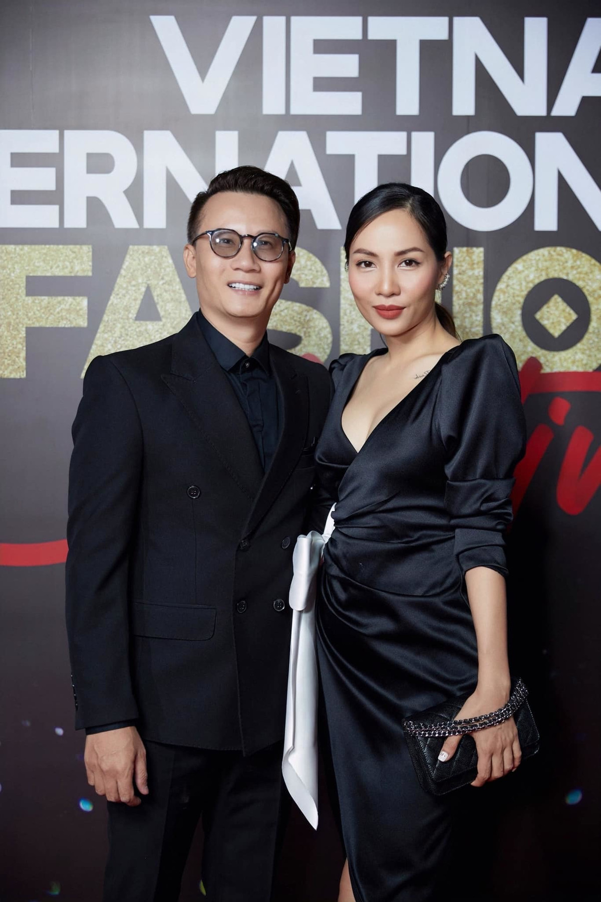 Ngoài đời, Hoàng Bách và bà xã cũng thường thể hiện những cử chỉ ngọt ngào cho nhau.