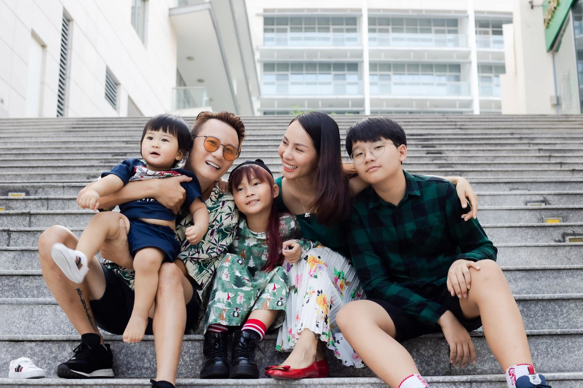 Gia đình hạnh phúc của nam ca sĩ Hoàng Bách bên vợ đẹp và 3 con ngoan.