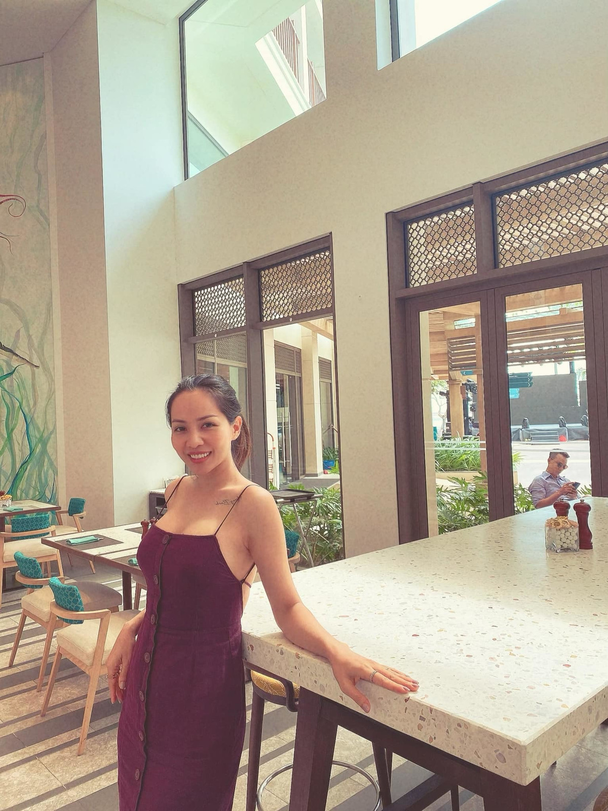 Dù trải qua ba lần sinh nở nhưng bà xã của Hoàng Bách vẫn đầy nóng bỏng và quyến rũ.