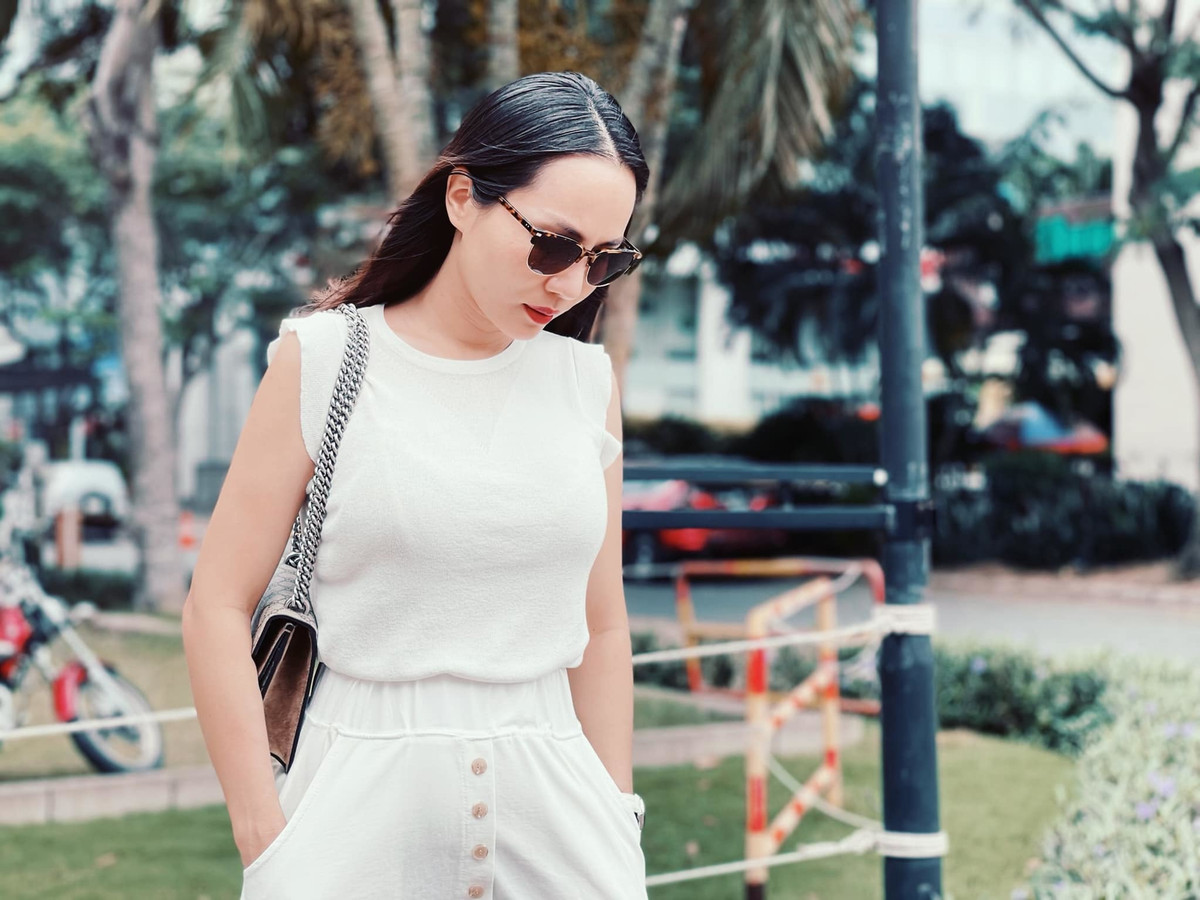Cô cũng sở hữu gu thời trang sành điệu, nữ tính.