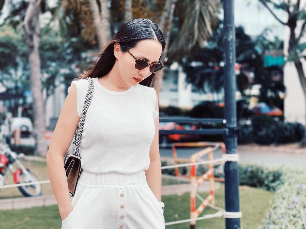 Cô cũng sở hữu gu thời trang sành điệu, nữ tính.