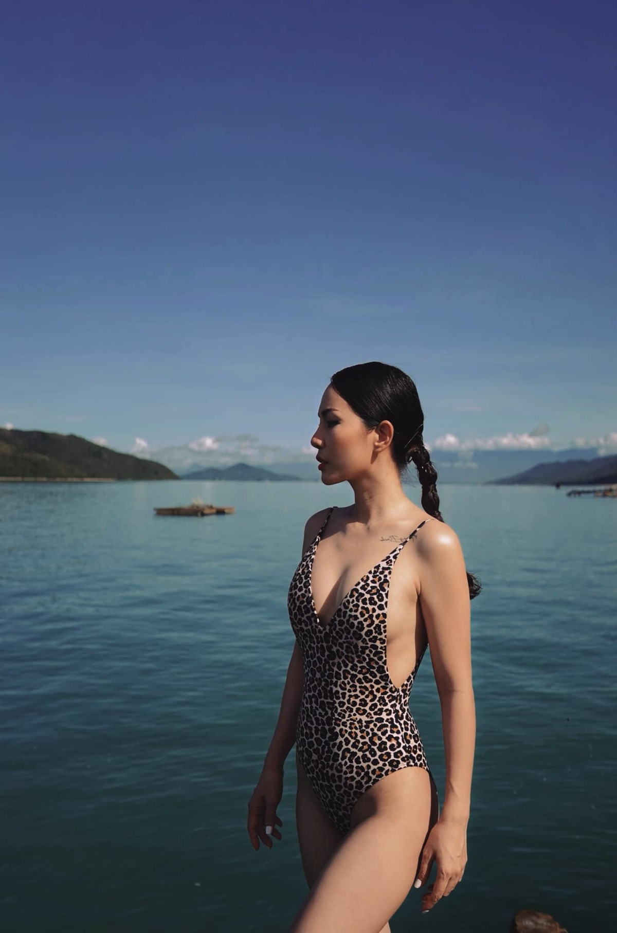 Cô cũng thoải mái chia sẻ những hình ảnh nóng bỏng trên trang cá nhân.