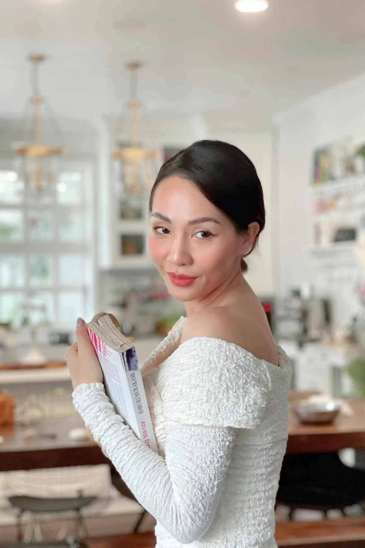 Từng là một người mẫu hoạt động trong ngành giải trí nhưng sau khi kết hôn, cô lựa chọn lui về làm hậu phương vững chắc cho chồng phát triển sự nghiệp.