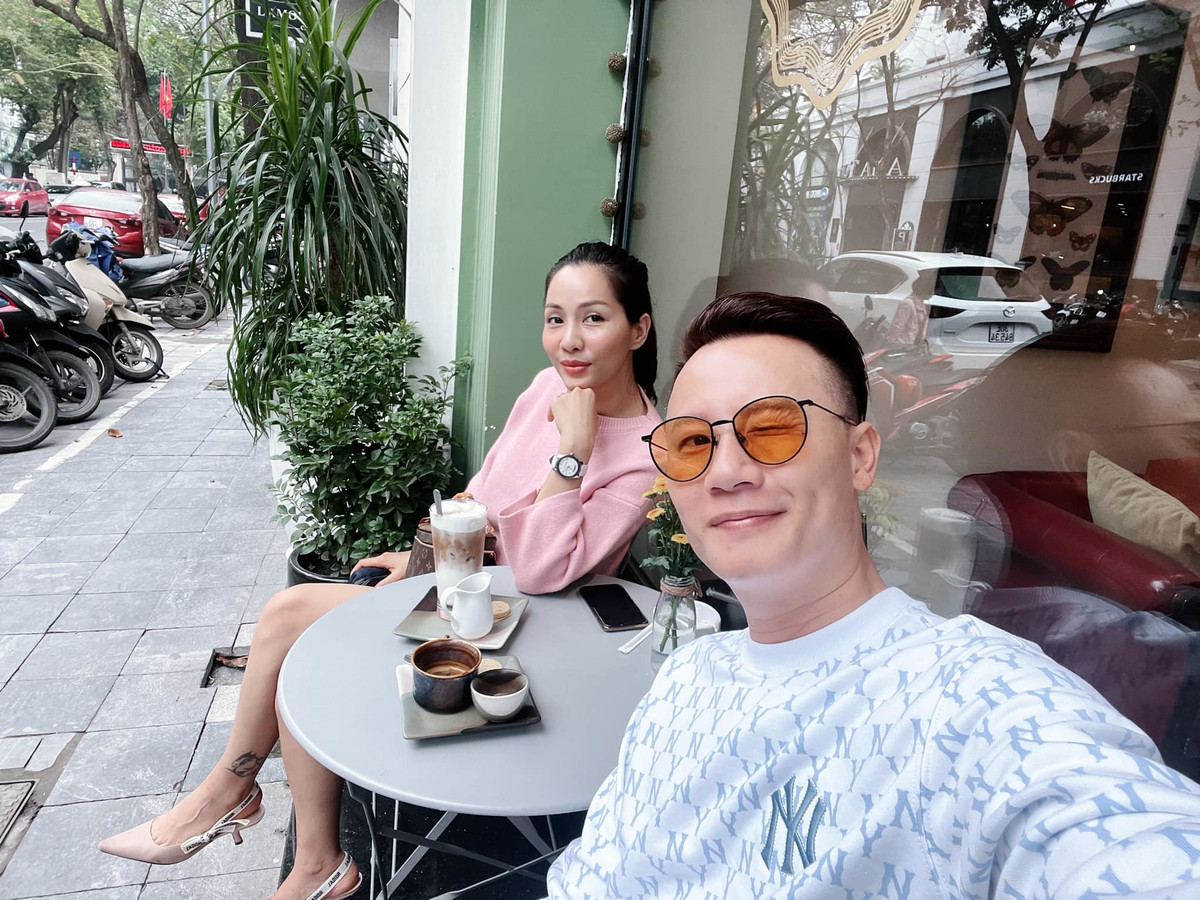 Hoàng Bách và vợ có với nhau 3 người con, gồm hai trai, một gái. Trong đó con trai đầu - Tê Giác từng được chú ý khi tham gia chương trình Bố ơi, mình đi đâu thế.