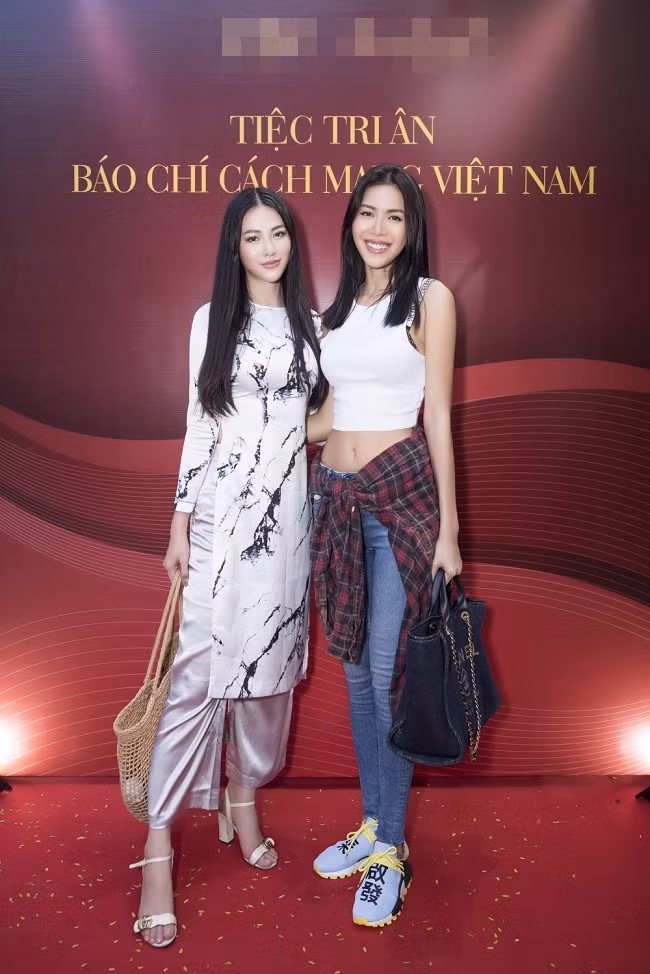 Minh Tú cao 1m78 và đi giày bệt. Phương Khánh cao 1m72 và đi giày cao gót mà vẫn kém xa.