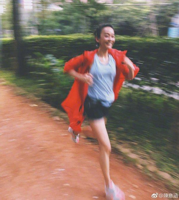 Trần Ý Hàm mắt lồi, má hóp, quá hốc hác dù đang mang thai - Hình 6 Tran Y Ham mat loi, ma hop, qua hoc hac du dang mang thai-Hinh-6