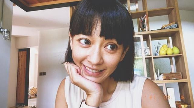 Trần Ý Hàm mắt lồi, má hóp, quá hốc hác dù đang mang thai - Hình 2 Tran Y Ham mat loi, ma hop, qua hoc hac du dang mang thai-Hinh-2