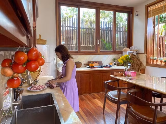 Chia sẻ với phóng viên sau một năm sử dụng, gia chủ cho biết, hai vợ chồng đều thích trồng rau và hoa trái nên cùng thống nhất chừa phần diện tích khá lớn dành làm vườn.