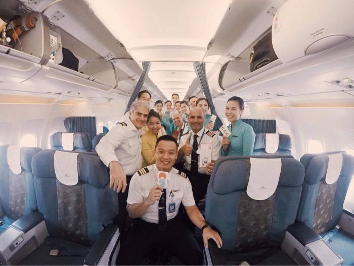 Tiep vien hang khong ke ky niem don Tet... tren may-Hinh-3