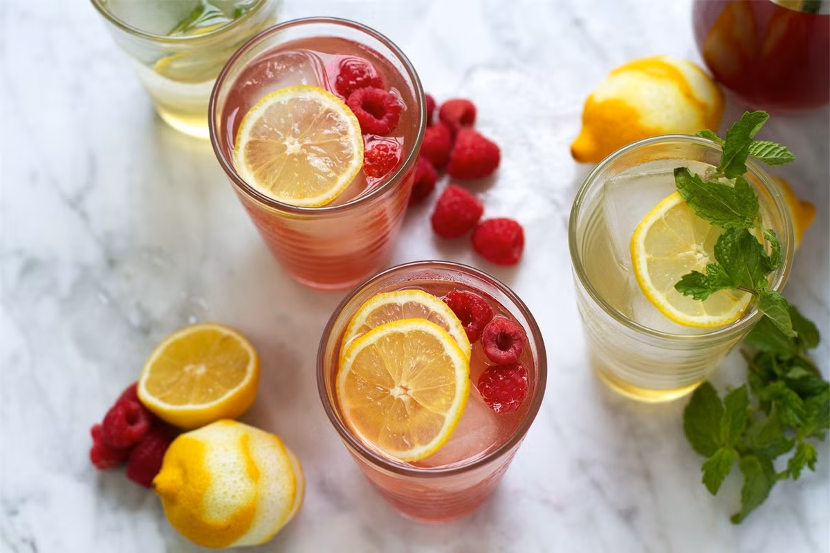 Soda: Nghiên cứu cho thấy rằng màu caramel thường được sử dụng trong nước ngọt gây ung thư trong các tế bào động vật, dẫn đến các khối u tuyến giáp. Được nạp đường, soda là một nguồn calo gây ra tăng cân và góp phần tạo nên dịch bệnh béo phì. 