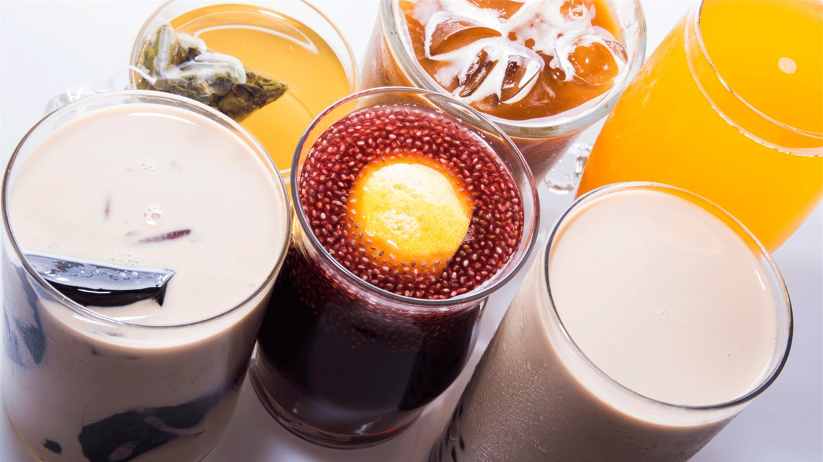 Chất làm ngọt nhân tạo: Các chất làm ngọt nhân tạo thật sự khiến cho việc kiểm soát lượng đường trong máu trở nên khó khăn hơn và làm cho tình trạng liên quan đến tiểu đường trở nên tồi tệ hơn như đục thủy tinh thể và bệnh dạ dày.