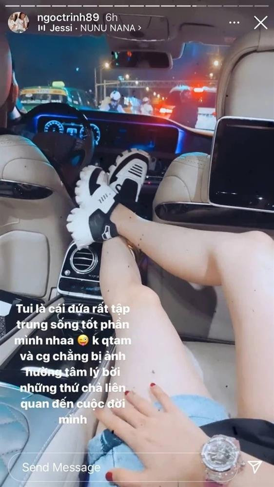 Mới đây trên Instagram, "nữ hoàng nội y" tiếp tục "bóng gió" bằng cách đặt nhẹ vài chữ trên story: "Tui là cái đứa rất tập trung sống tốt phần mình nha. Không quan tâm và cũng chẳng bị ảnh hưởng tâm lý bởi những thứ chả liên quan đến cuộc đời mình". Kèm theo đó, người đẹp đăng bức ảnh sang chảnh thả dáng trong xế hộp hơn 20 tỷ, tay đeo đồng hồ, chân xỏ giày hiệu xa xỉ.