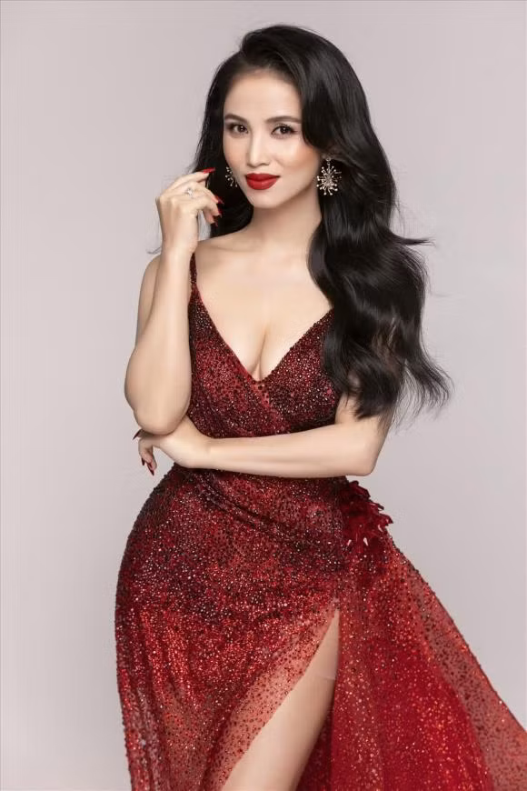 MC Thanh Giang sinh năm 1986, tốt nghiệp cử nhân Đại học Kinh tế TP.HCM. Cô đạt giải “Én Đồng 2010”; giải 3 giải khán giả yêu thích “Duyên dáng truyền hình 2011”. Cô là MC song ngữ đắt show nhất nhì Sài thành. Ngoài ra cô còn chuyên đọc TVC cho nhiều nhãn hàng lớn; diễn viên lồng tiếng chuyên nghiệp cho các phim chiếu rạp…