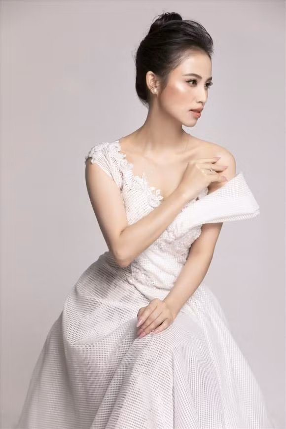 Với hơn 11 năm kinh nghiệm trong nghề MC, dẫn dắt nhiều sự kiện lớn trong nước lẫn quốc tế song lần này Thanh Giang vẫn khá áp lực. Cô cho biết đây là một thách thức lớn đối với bản thân vì lần đầu tiên được bước ra sân chơi lớn mang tính giải trí và còn có 4 bạn dẫn tài năng khác đến từ các nước có ngành giải trí phát triển mạnh.