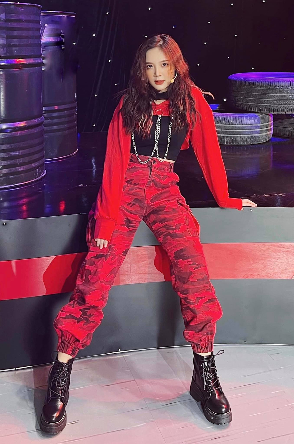 Hiện cô đã có 7 năm gắn bó với công việc này nhờ gương mặt xinh đẹp, nhan sắc trong sáng.