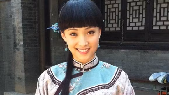 Bi kich cua dien vien Bach Tinh ngoai tinh voi ban chong