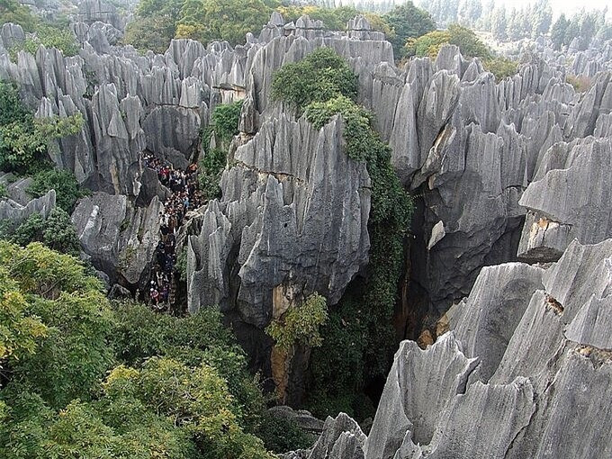 Nhưng trên đường về nhà, Ashima gặp một trận lũ và hoá đá. Tảng đá được cho là giống thiếu nữ trong trang phục truyền thống, giỏ trên lưng và mũ đội đầu của người Sani sau đó được đặt tên là Đá Ashima.
