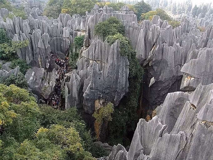 Nhưng trên đường về nhà, Ashima gặp một trận lũ và hoá đá. Tảng đá được cho là giống thiếu nữ trong trang phục truyền thống, giỏ trên lưng và mũ đội đầu của người Sani sau đó được đặt tên là Đá Ashima.