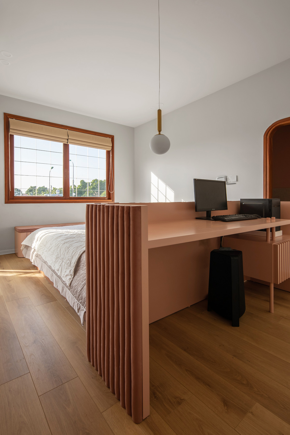 Phòng ngủ áp mái cũng là nơi sáng tạo của chị Hương trong các thiết kế trang phục.