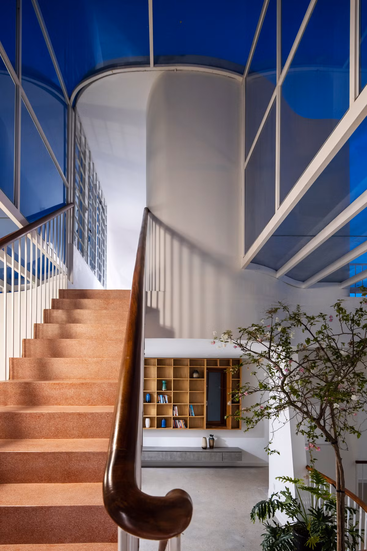 Cầu thang uốn lượn giống mê cung, từ cầu thang bên này có thể thấy người ở cầu thang bên kia nhưng phải đi xuống tầng 1 mới gặp được nhau.