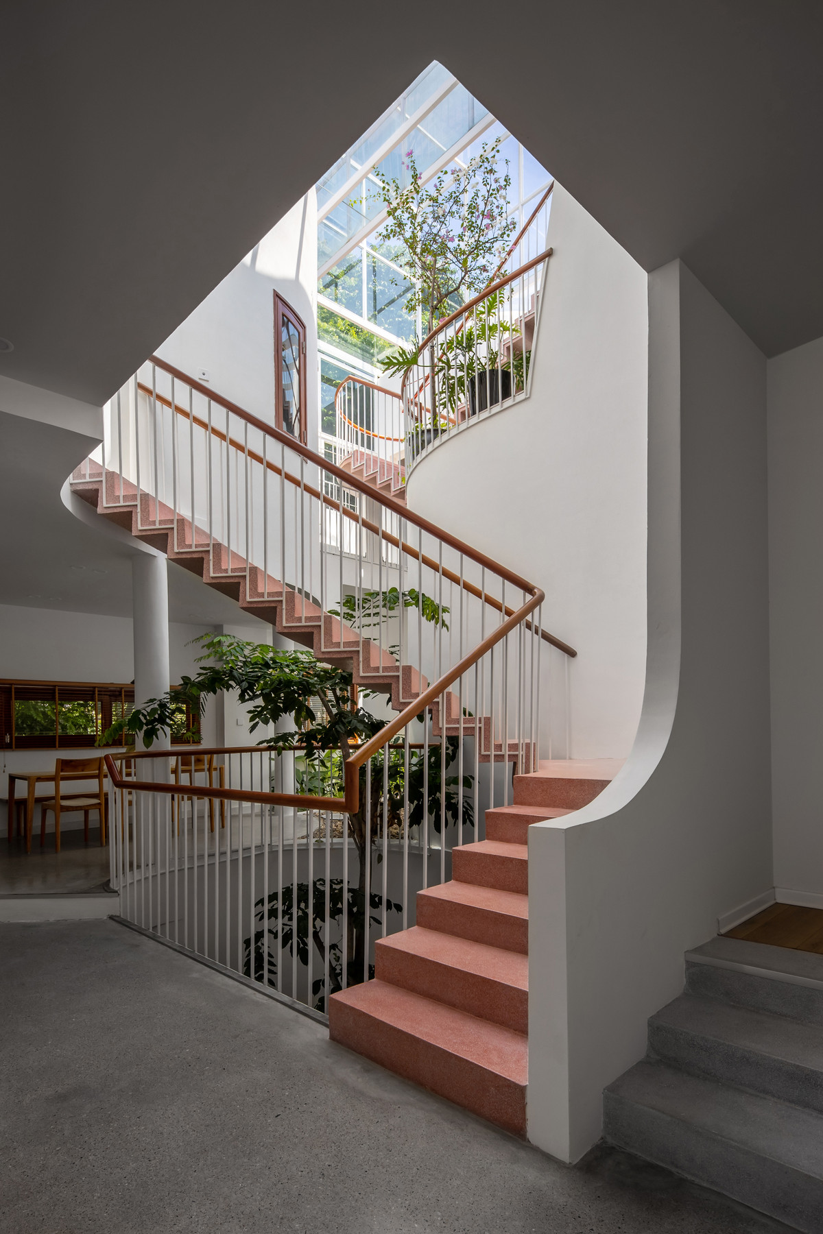 Mỗi vị trí trong căn nhà có một góc nhìn khác nhau được bố trí có ý đồ nhằm tạo nên bức tranh độc đáo. Các không gian được bố trí bám theo đường uốn lượn để tối đa được sự kết nối giữa trong và ngoài, đặc và rỗng, con người và thiên nhiên.