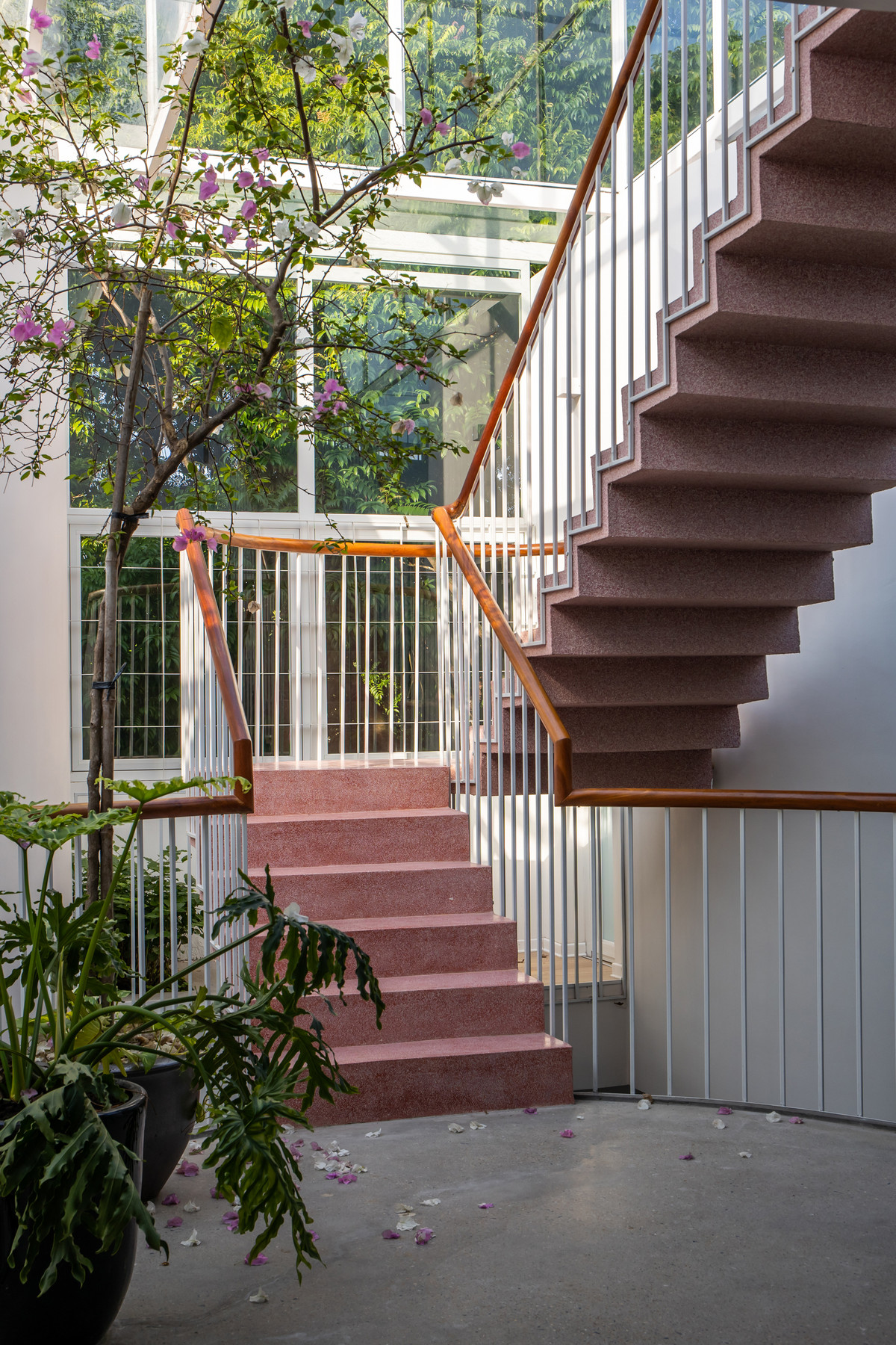 Lối vào với cái cổng lớn và thu hẹp dần đến cánh cửa tạo nên cảm giác bó hẹp cho người vào. Bước qua cánh cửa là một không gian mở hoàn toàn. Không gian khách, bếp, sinh hoạt và nghỉ kết nối với nhau qua hành lang, những nấc thang thẳng lượn phải với không gian, uốn lượn như mê cung một lần nữa đẩy cao hình tượng tương phản tạo nên khung hình thú vị.