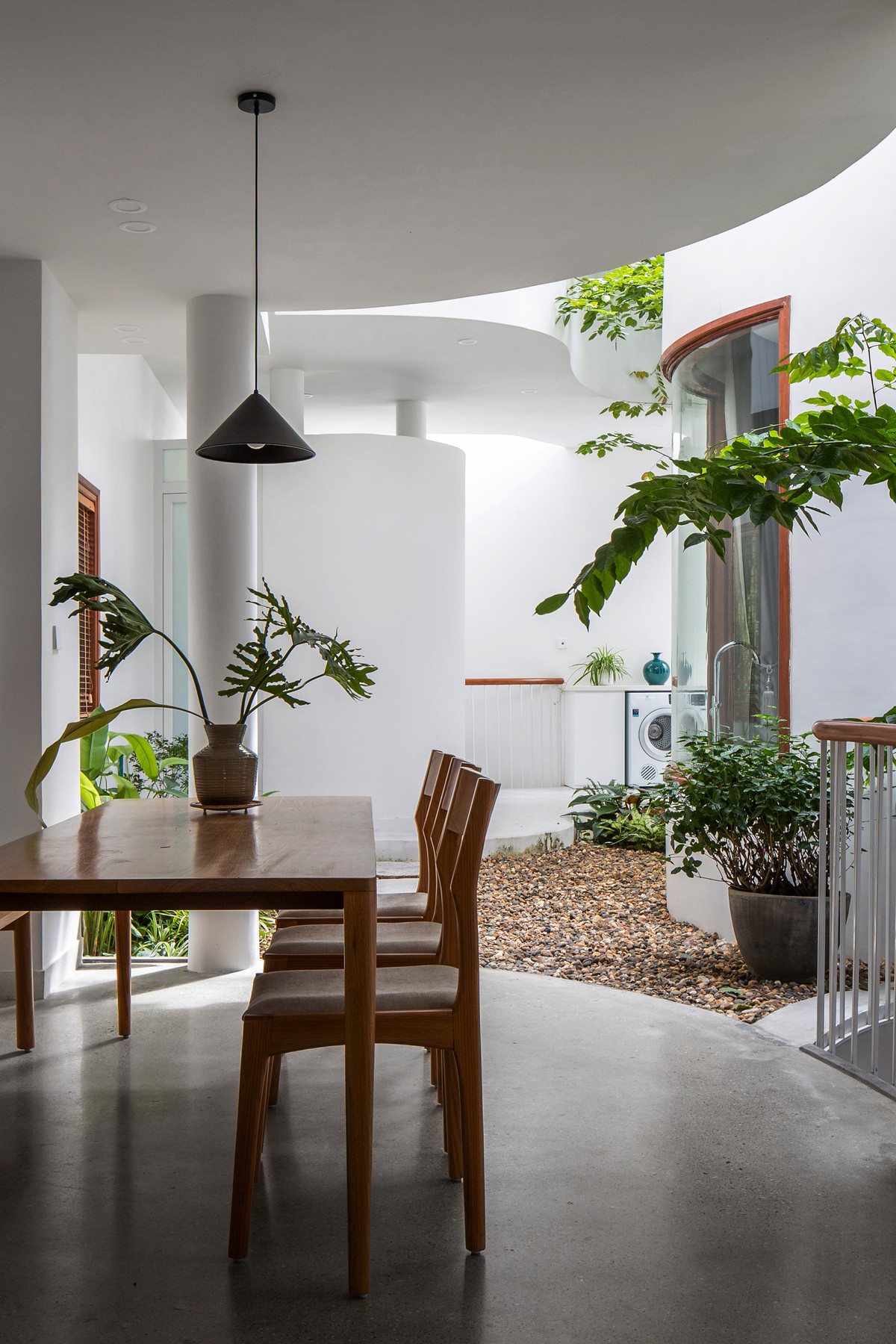 Mọi ngóc ngách đều là không gian mở, thoáng đãng, mang đến cuộc sống trong lành cho gia đình. Vùng rỗng này kết nối các khu vực lại với nhau một cách hài hòa, tinh tế.