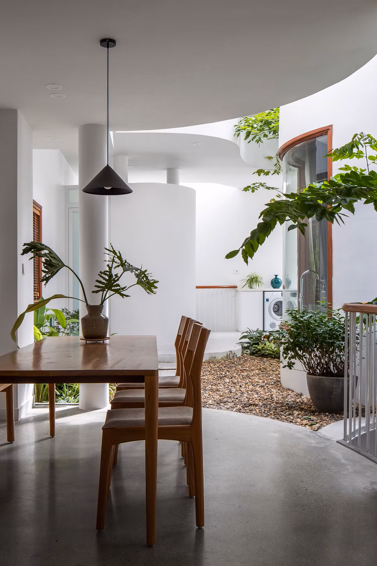 Mọi ngóc ngách đều là không gian mở, thoáng đãng, mang đến cuộc sống trong lành cho gia đình. Vùng rỗng này kết nối các khu vực lại với nhau một cách hài hòa, tinh tế.