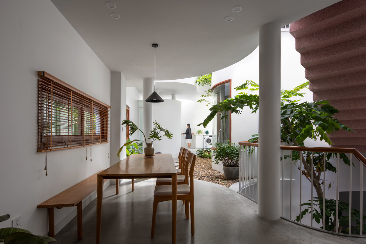 Bàn ăn cạnh khu vườn mini, nằm trên tầng 2.