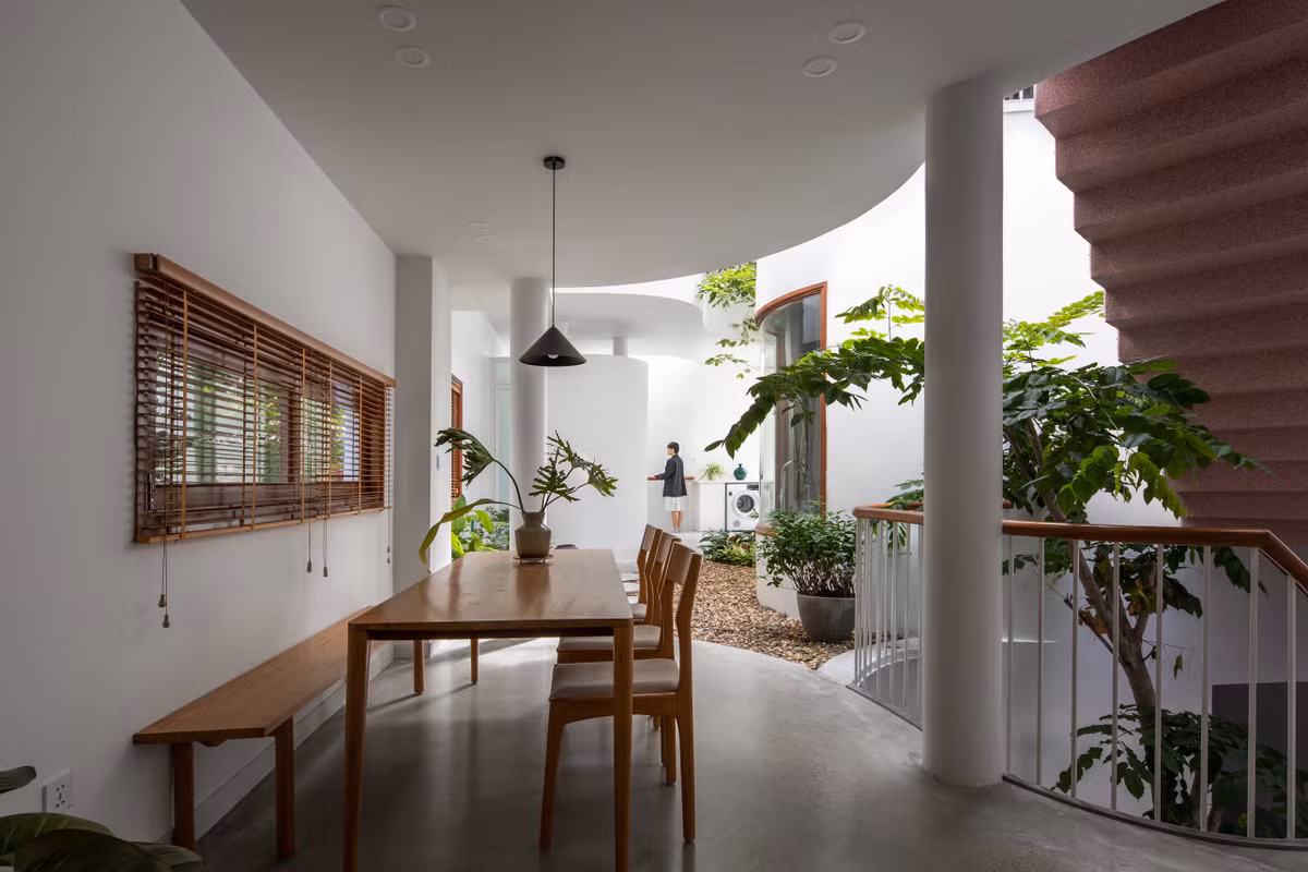 Bàn ăn cạnh khu vườn mini, nằm trên tầng 2.