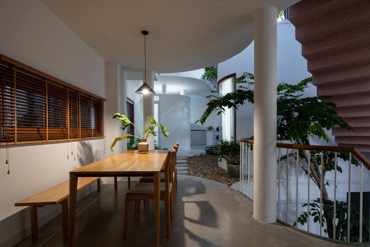 Góc tròn trong các chi tiết tôn thêm sự mềm mại của bố cục nhà.