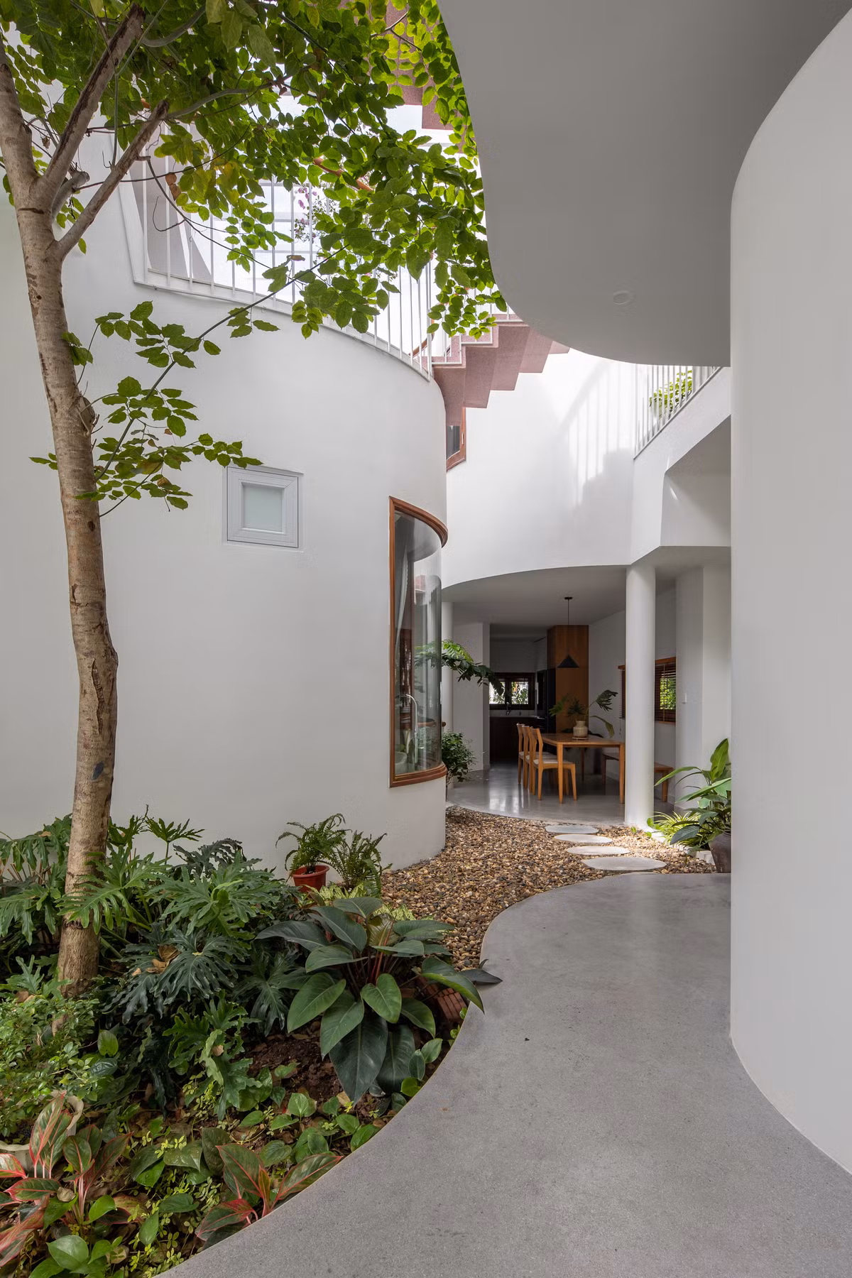 Kiến trúc sư Thùy Trang cho biết thêm, quá trình tiếp cận của ngôi nhà là một trải nghiệm thú vị. Với góc nhìn từ ngoài ngôi nhà như một chiếc hộp lớn, trắng tinh khiết, nổi bật và độc đáo tạo nên sự tò mò và thích thú muốn tiếp cận gần hơn.