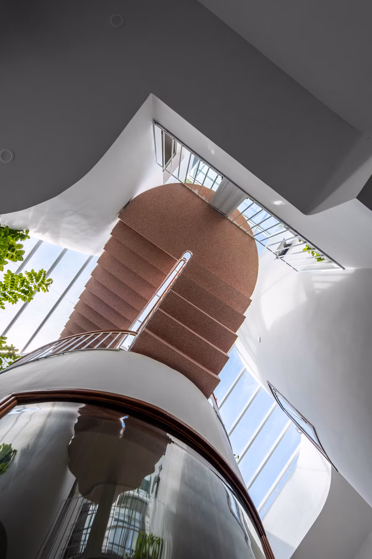 Kết cấu của ngôi nhà được tạo nên từ những sự tương phản khác nhau: Vuông – tròn; Cong - thẳng.