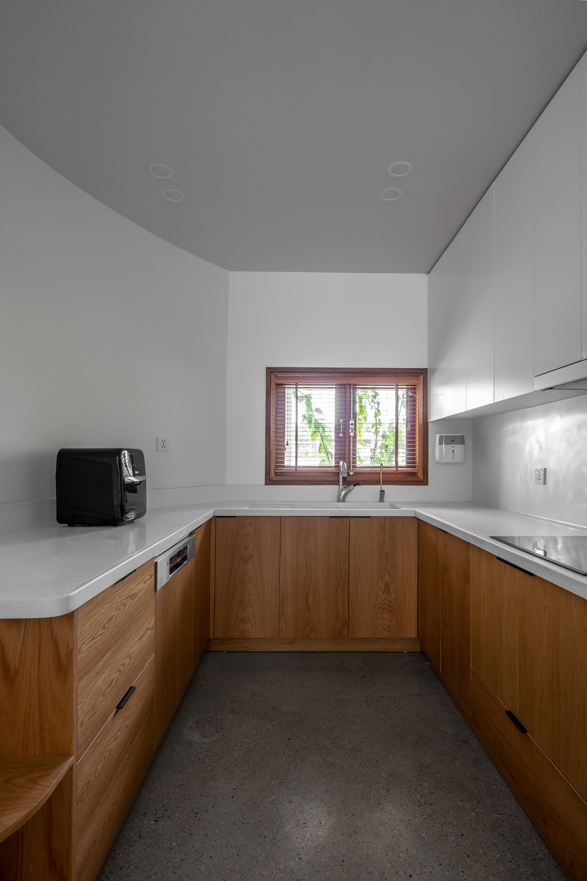 Bếp theo chiều hướng tối giản nhưng vẫn đảm bảo tiện nghi khi gia chủ nấu những bữa cơm đầm ấm.