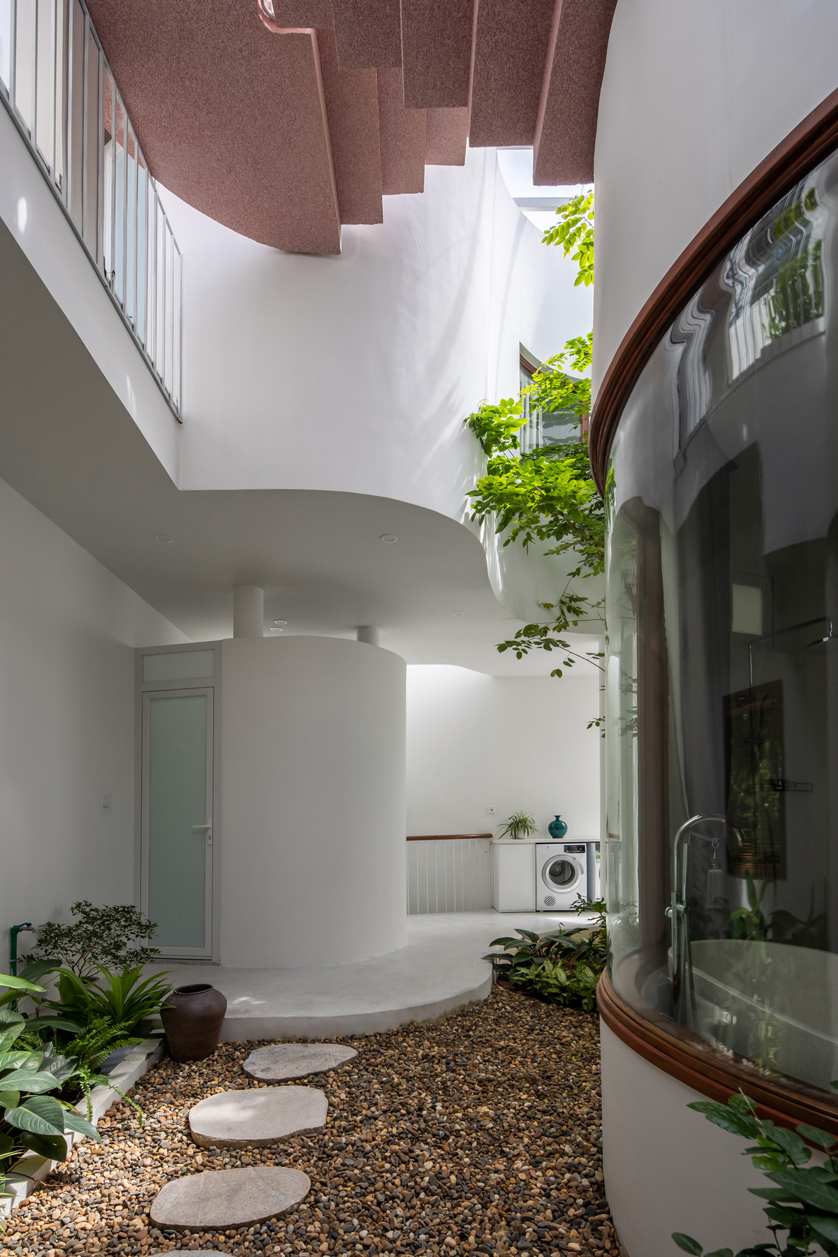 Được tạo nên từ hình chữ nhật, ngôi nhà như một thực thể sống kết nối con người với thiên nhiên bổ trợ và hòa quyện để tồn tại. Ngoài ra các hoạt động của con người diễn ra khác nhau tạo nên bức tranh không gian khác nhau.