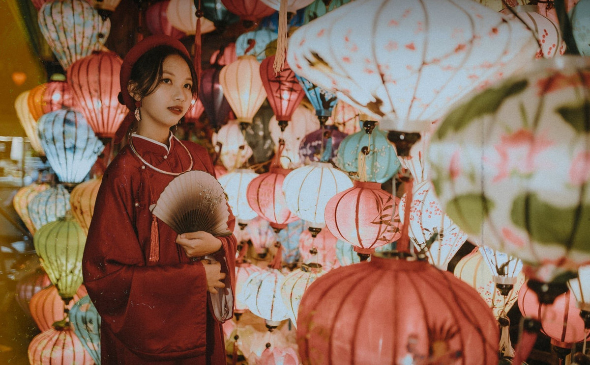 Nguyên cũng cho biết trước ngày chụp, cả lớp đã lên mạng nghiên cứu cách tạo dáng, đi đứng sao cho phù hợp concept. Ngoài trang phục thuê, các thành viên cũng đầu tư kết hợp phụ kiện, đạo cụ để có được bức hình ưng ý nhất.