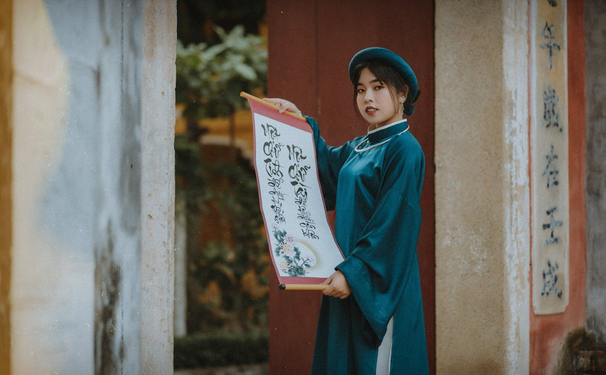 "Vì đã nghiên cứu trước cách tạo dáng nên buổi chụp ảnh diễn ra khá nhanh và suôn sẻ. Đến khi quay hình, do phần lớn thành viên chưa xuất hiện trước ống kính bao giờ nên khá ngại, không được tự nhiên. Cứ đến nhóm nào quay, những người còn lại và ê-kíp chụp ảnh lại trêu đùa, cổ vũ, nhờ vậy, các bạn thoải mái, diễn cũng 'xuất thần' hơn", Nguyên kể.