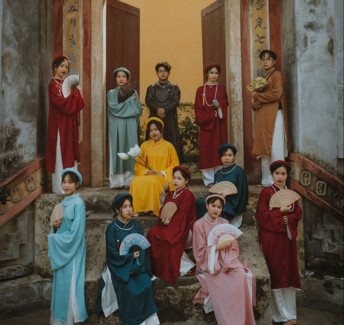 Đặc biệt, vì phần lớn thành viên là nữ nên việc trang điểm, làm tóc mất khá nhiều thời gian. Để kịp chụp từ 7h, cả lớp đã phải dậy từ 2h sáng để sửa soạn. Dù mệt song khi nhận thành quả, 37 thành viên đều hài lòng.